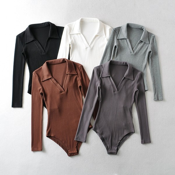 Aktuális női test klasszikus gallérral és hosszú ujjakkal