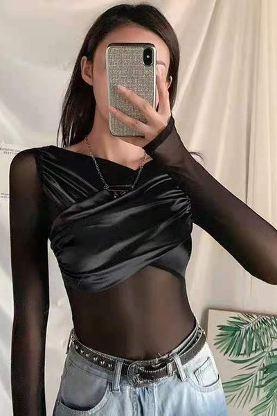 Fekete színű női test hálóval