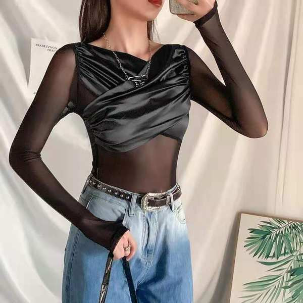 Fekete színű női test hálóval