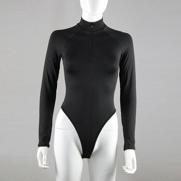 Stiilne naiste keha lukuga ja kõrge kraega tavaline mudel