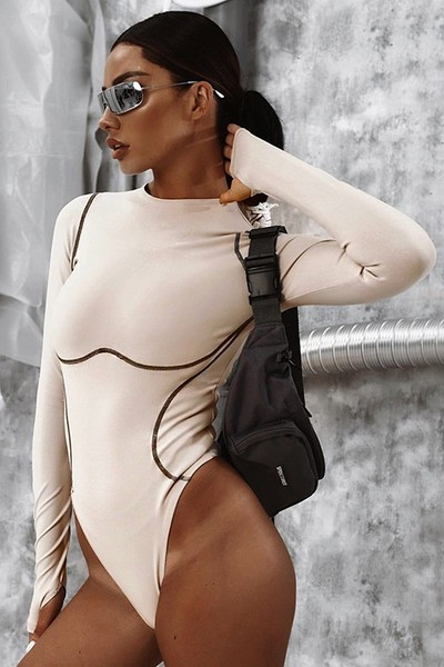 Stílusos női testhezálló test hosszú ujjal