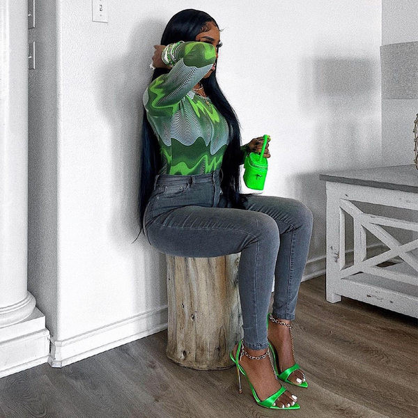 Stílusos női test, hosszú ujjú, ovális nyakkivágással illeszkedő modell