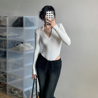 Női test spitz nyakkivágással és klasszikus gallérral