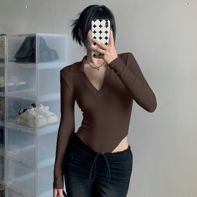 Női test spitz nyakkivágással és klasszikus gallérral