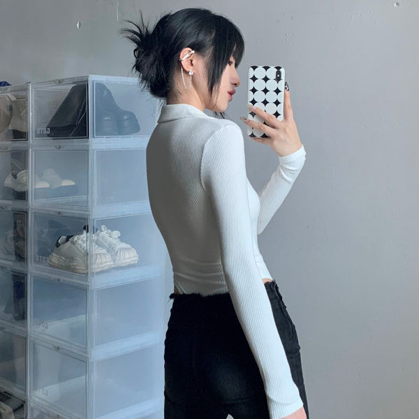 Női test spitz nyakkivágással és klasszikus gallérral