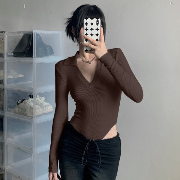 Női test spitz nyakkivágással és klasszikus gallérral