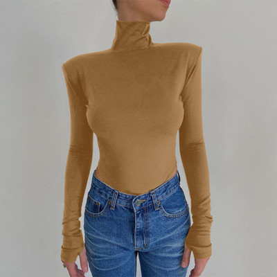 Naiste keha kõrge krae ja palja seljaga