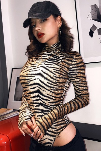 Leopardimustri ja polo kraega naiste keha