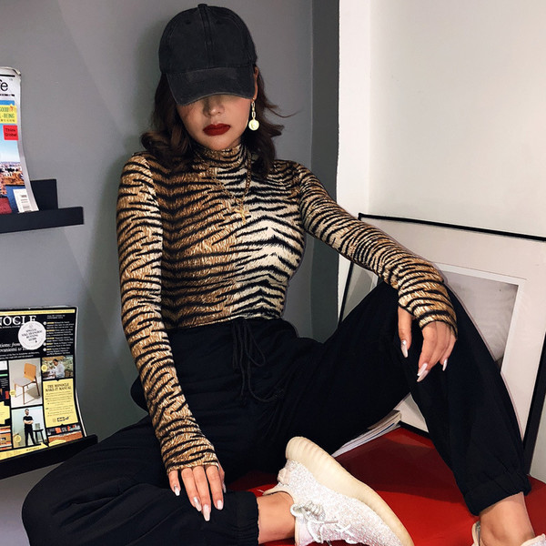 Leopardimustri ja polo kraega naiste keha