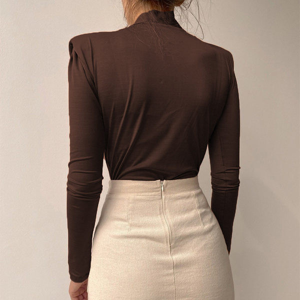 Spitsikaelusega ja pikkade varrukatega naiste body