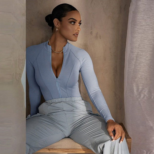 Női test cipzárral és hosszú ujjakkal