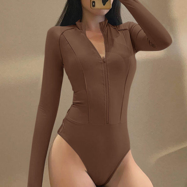 Női test cipzárral és hosszú ujjakkal