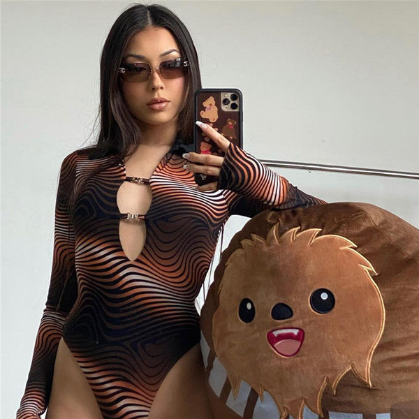 Naiste keha pikkade varrukatega ja metallelemendiga