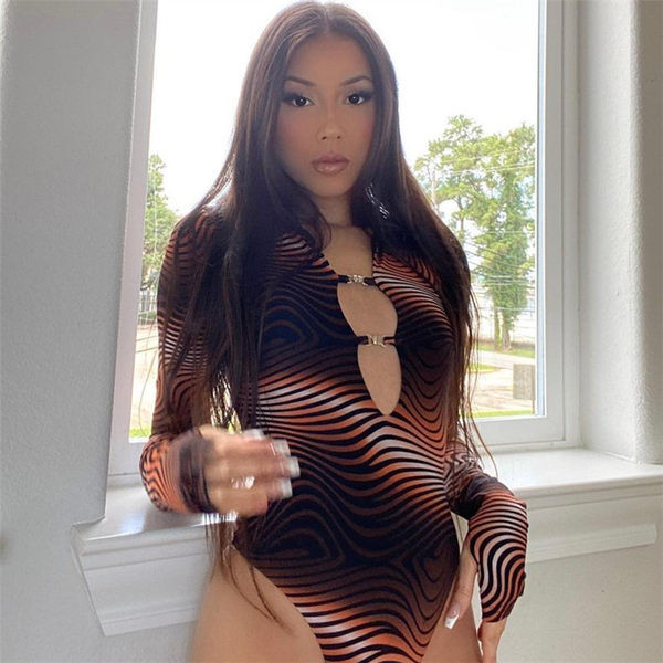 Naiste keha pikkade varrukatega ja metallelemendiga