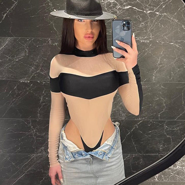 Naiste keha madala krae ja pikkade varrukatega