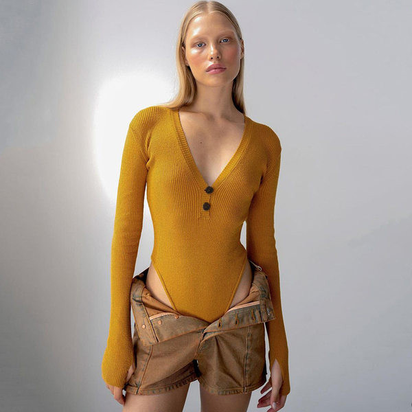 Γυναικείο κορμάκι με μακριά μανίκια και λαιμόκοψη spitz