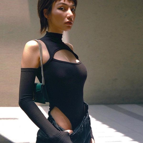 Κομμένο μοντέλο γυναικείο κορμάκι  με γιακά 