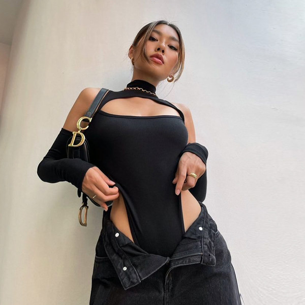 Κομμένο μοντέλο γυναικείο κορμάκι  με γιακά 