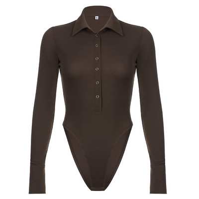 Naiste keha klassikalise krae ja nööpidega