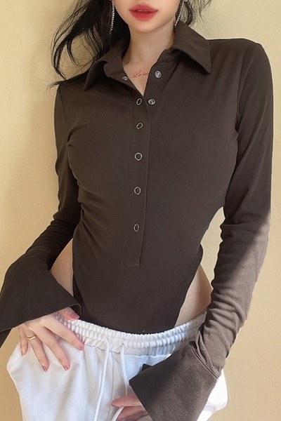 Naiste keha klassikalise krae ja nööpidega