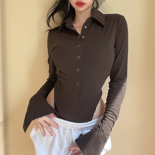 Naiste keha klassikalise krae ja nööpidega