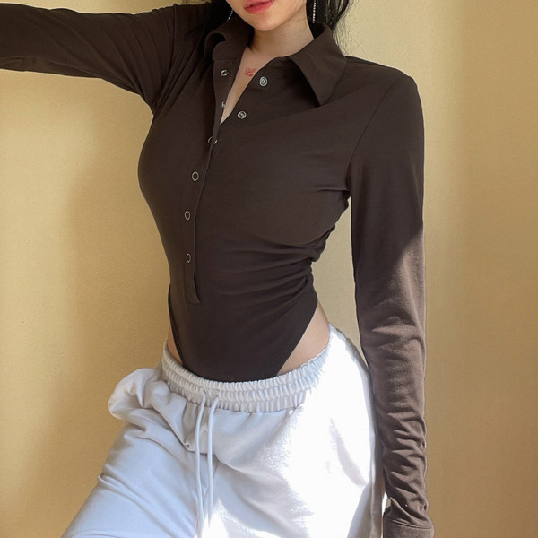 Naiste keha klassikalise krae ja nööpidega