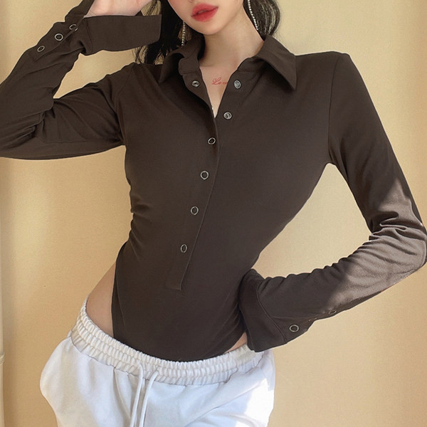 Naiste keha klassikalise krae ja nööpidega