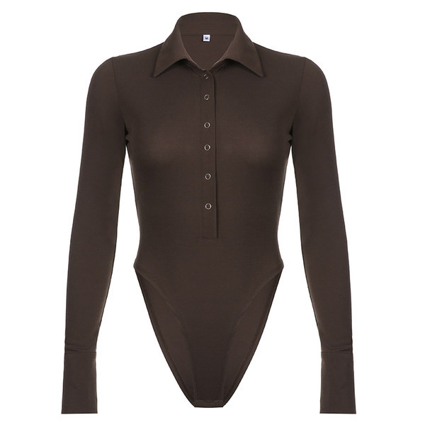 Naiste keha klassikalise krae ja nööpidega