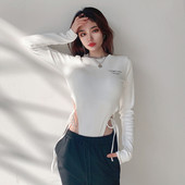 Naiste keha lipsudega valge ja must - kaks mudelit