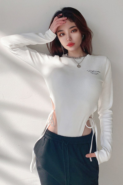 Naiste keha lipsudega valge ja must - kaks mudelit