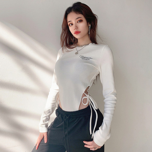 Naiste keha lipsudega valge ja must - kaks mudelit