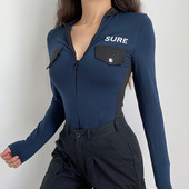 Ženski bodi s patentnim zatvaračem i natpisom u plavoj boji