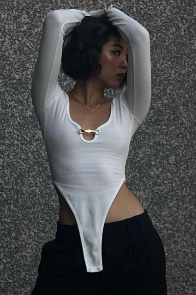 Női kordbársony body fém díszítéssel