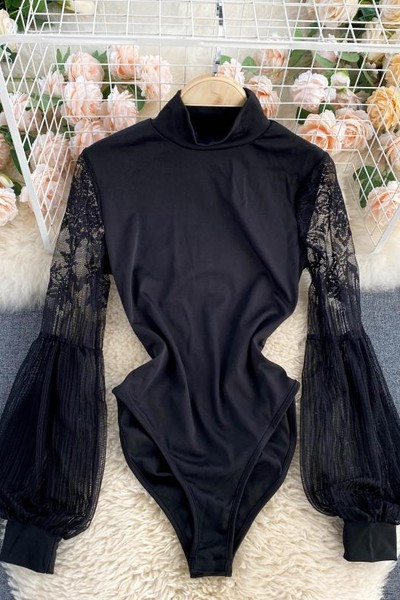 Naiste polokrae ja pikkade pitsvarrukatega body