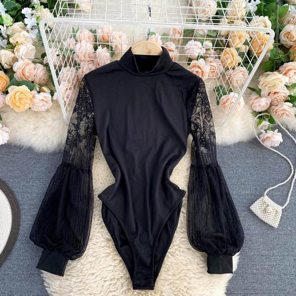 Naiste polokrae ja pikkade pitsvarrukatega body