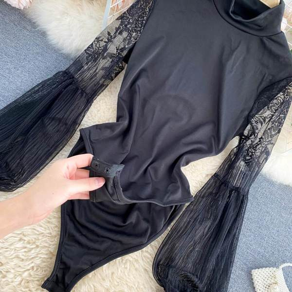 Naiste polokrae ja pikkade pitsvarrukatega body