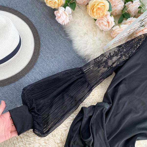 Naiste polokrae ja pikkade pitsvarrukatega body