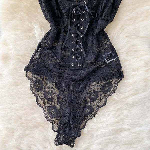 Μοντέρνο γυναικείο κορμάκι με δαντέλα - σε μαύρο χρώμα