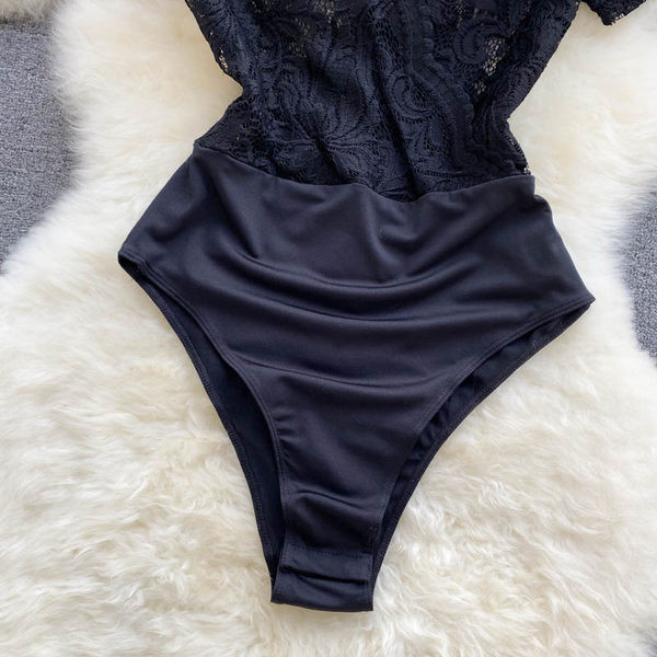 Naiste pitsist bodi spits kaelusega ja lühikeste varrukatega