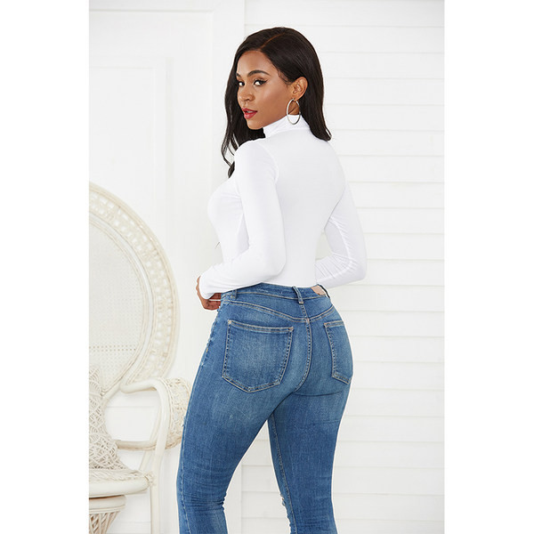 Aktuális női test magas gallérral és hosszú ujjakkal