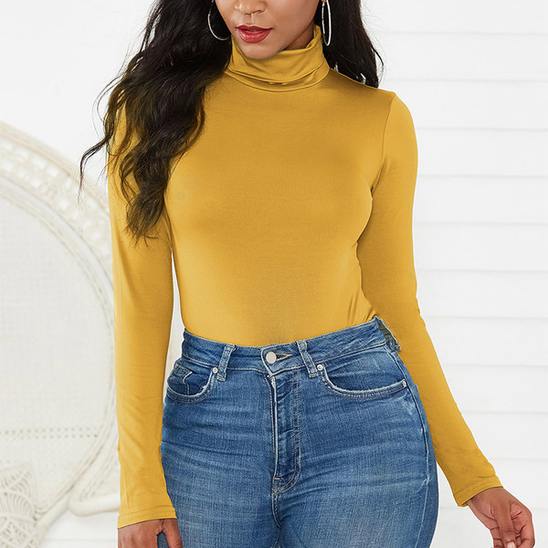 Aktuális női test magas gallérral és hosszú ujjakkal