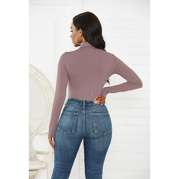 Aktuális női test magas gallérral és hosszú ujjakkal