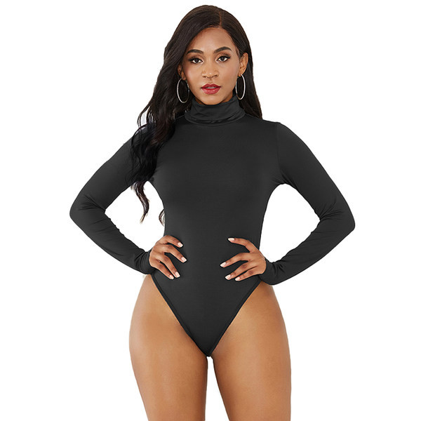 Aktuális női test magas gallérral és hosszú ujjakkal