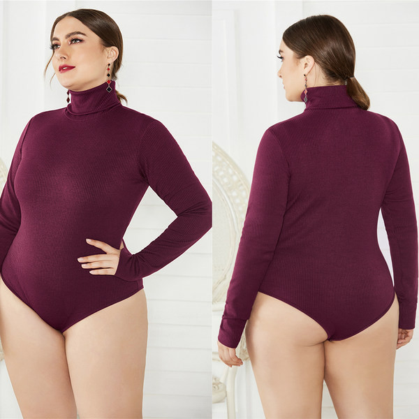 Női testtiszta modell magas gallérral és hosszú ujjakkal