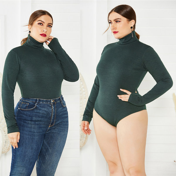 Női testtiszta modell magas gallérral és hosszú ujjakkal