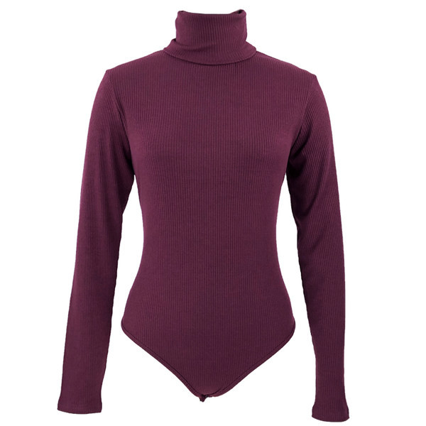 Női testtiszta modell magas gallérral és hosszú ujjakkal