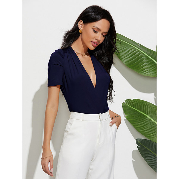 Naiste keha spits kaelusega ja lühikeste varrukatega