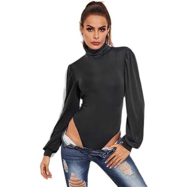 Palja selja ja lipsudega naiste keha – kahte värvi