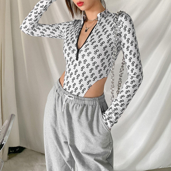 Női test hosszú ujjú, fehér színű cipzárral