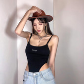 Fekete női test vékony pántokkal és felirattal